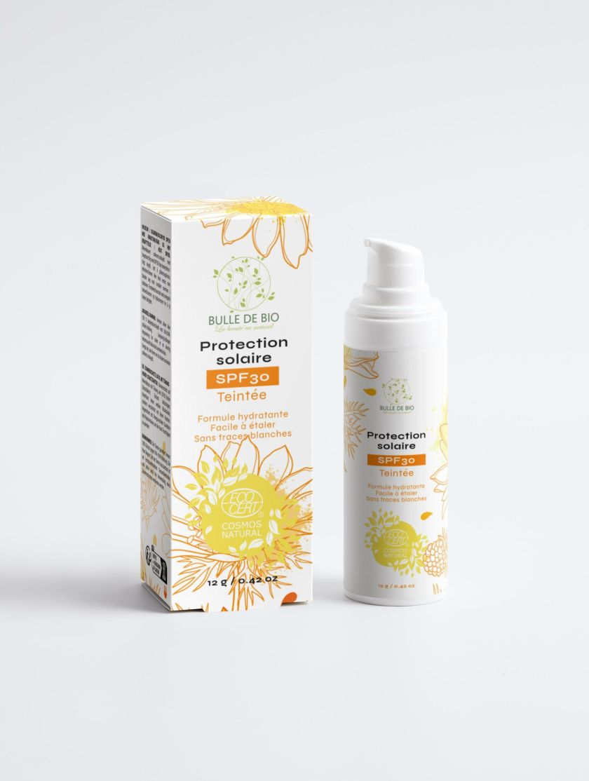 Crème solaire teintée SPF 30 pour un teint unifié et une haute protection solaire minérale, sans traces blanches.
