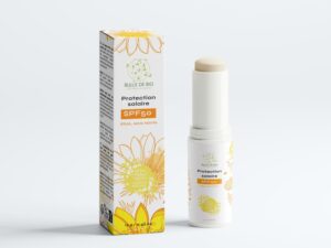 Stick solaire SPF 50 sans teinte pour une protection invisible et pratique du visage et des zones sensibles.
