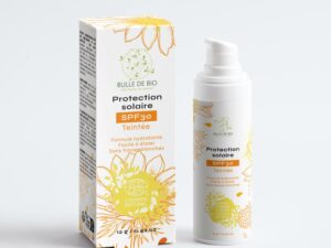 Crème solaire teintée SPF 30 pour un teint unifié et une haute protection solaire minérale, sans traces blanches.